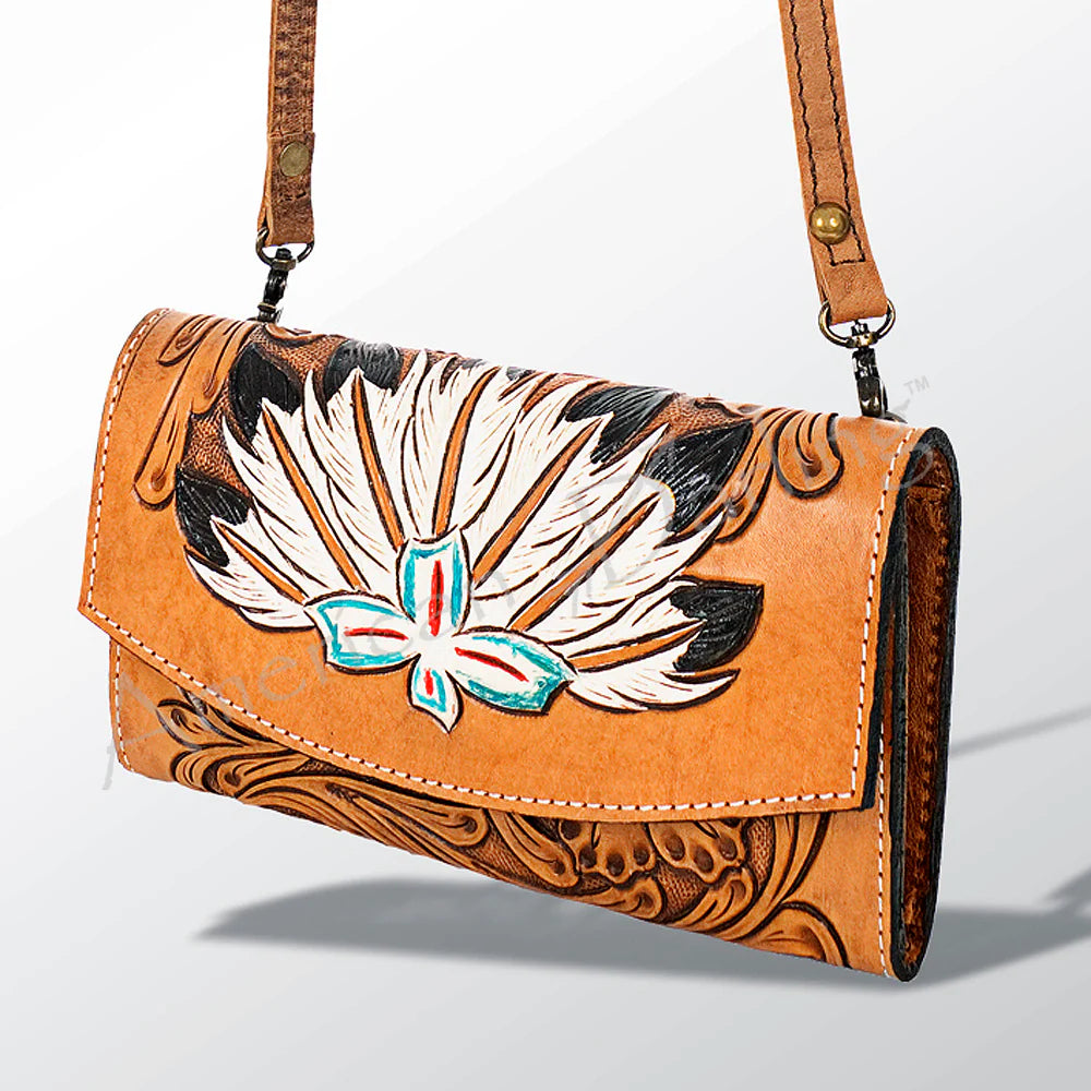Wallet crossbody vista lateral mostrando cuerpo cilíndrico con tooling floral