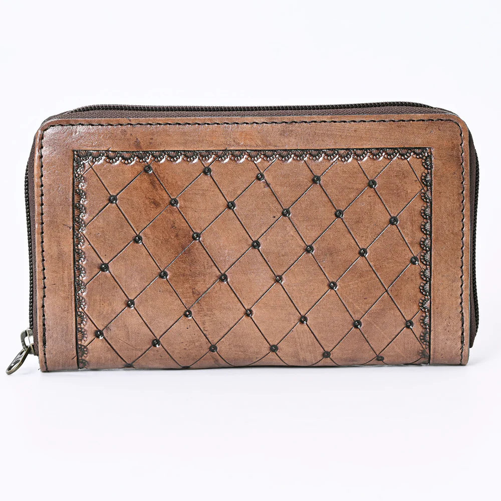 Cartera zip-around reverso con patrón de rombos y tachuelas
