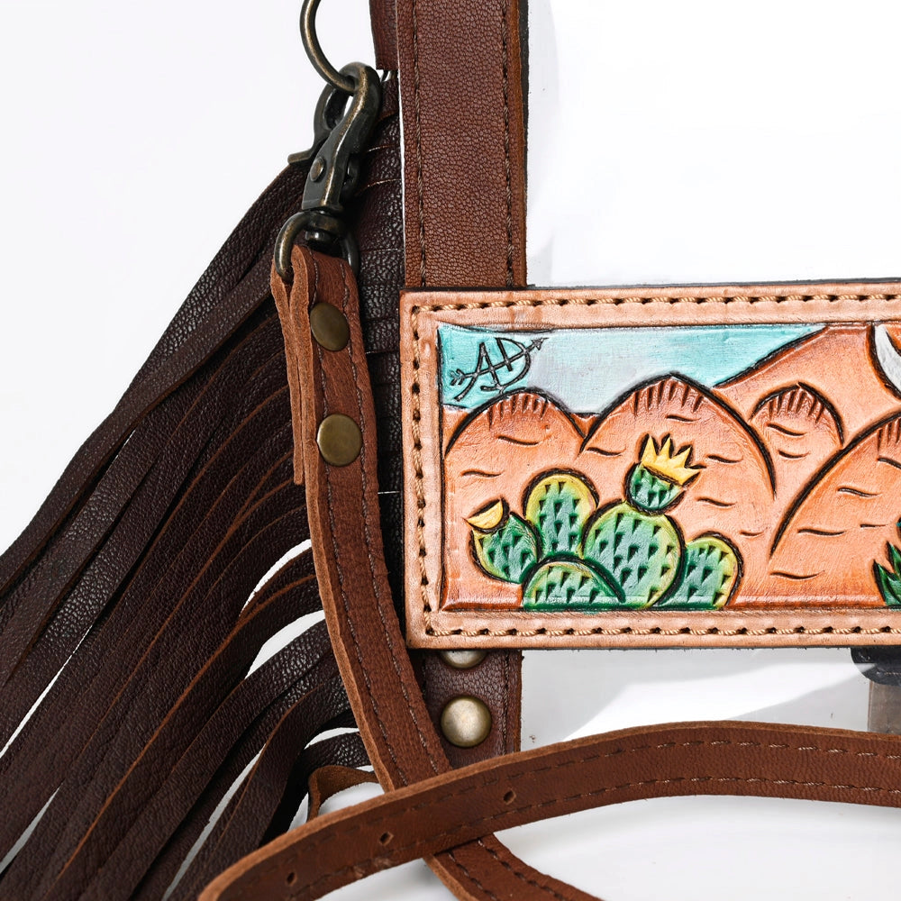 Detalle de solapa de cuero pintada a mano con cactus nopal, montañas y logo American Darling