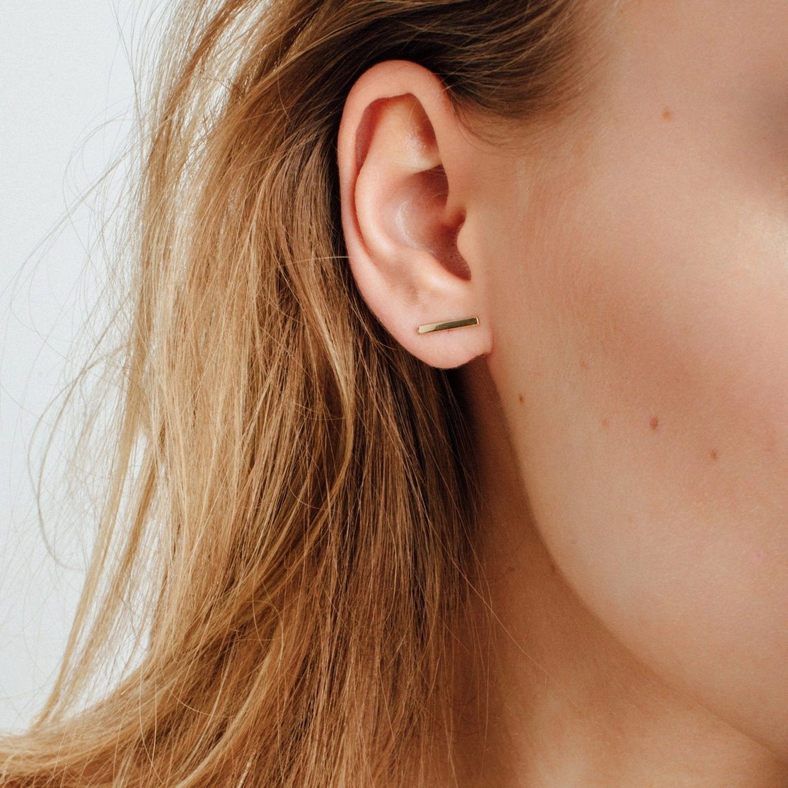 Pendientes de barra chapados en oro 18K en oreja