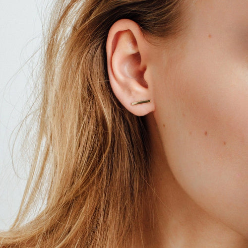 Pendientes de barra chapados en oro 18K en oreja