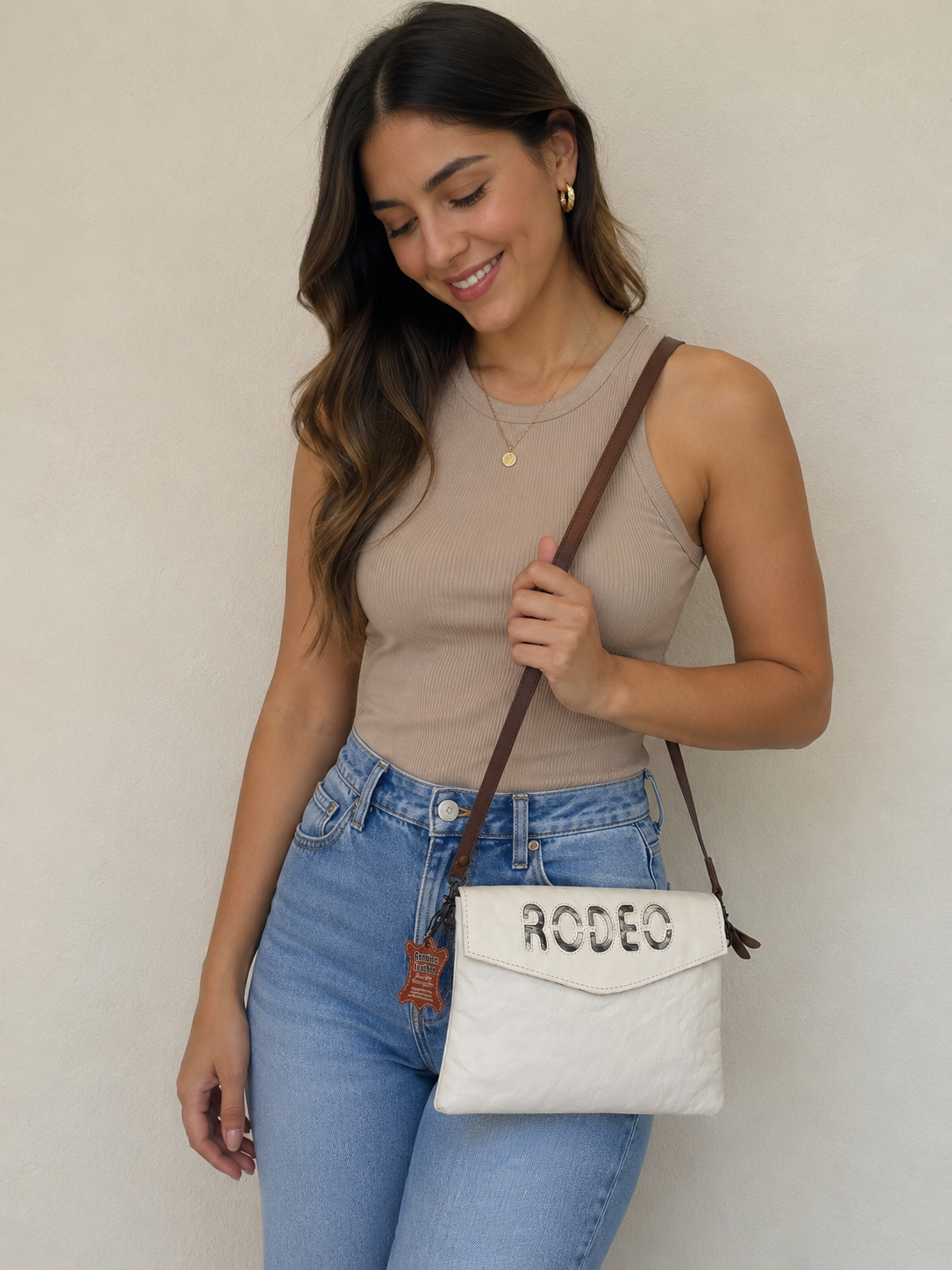 Bolsa Crossbody Rodeo — Cowhide Blanco con Cuero Café
