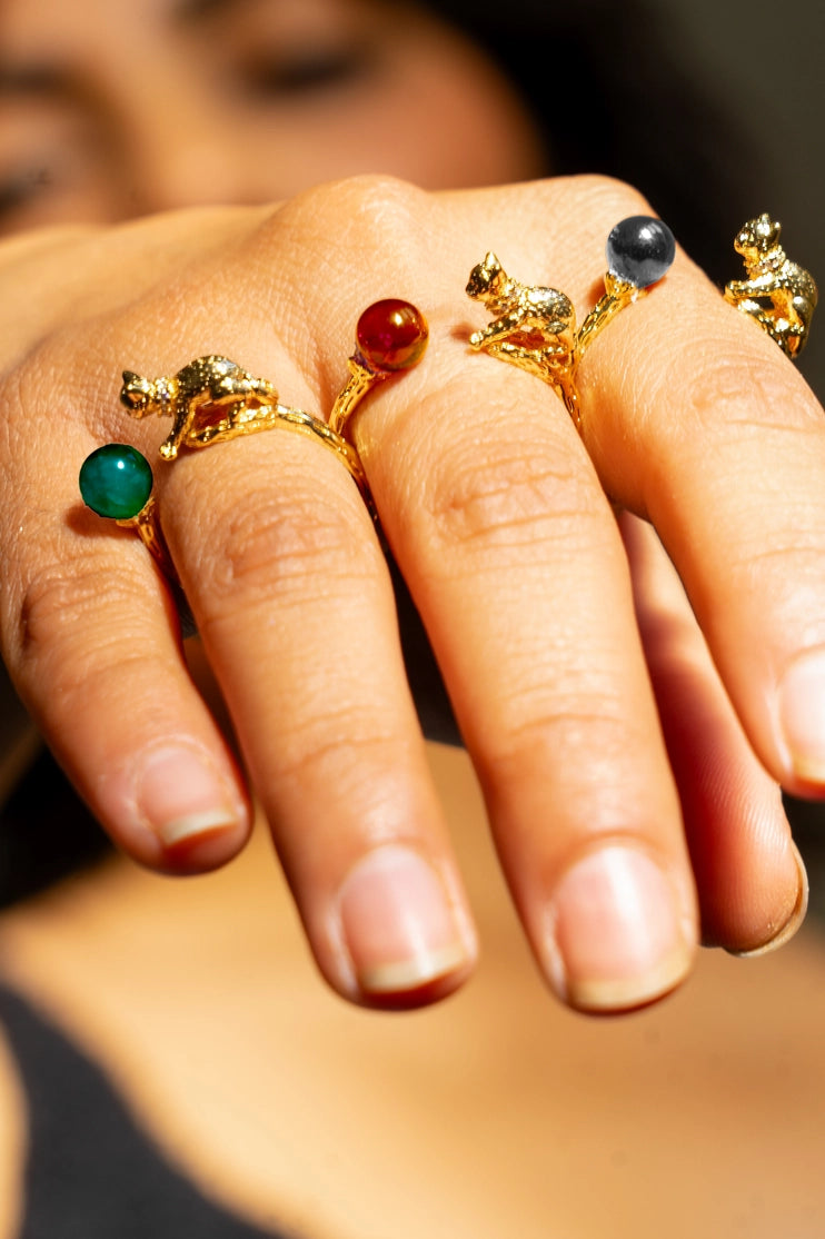 Anillo Cat's Cradle en 4 colores de piedra: verde, rojo, azul