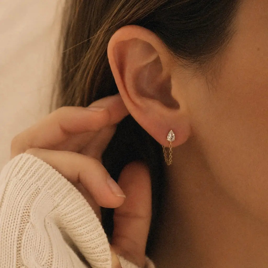 Pendientes Eloise gota cristal con cadena dorada en oreja
