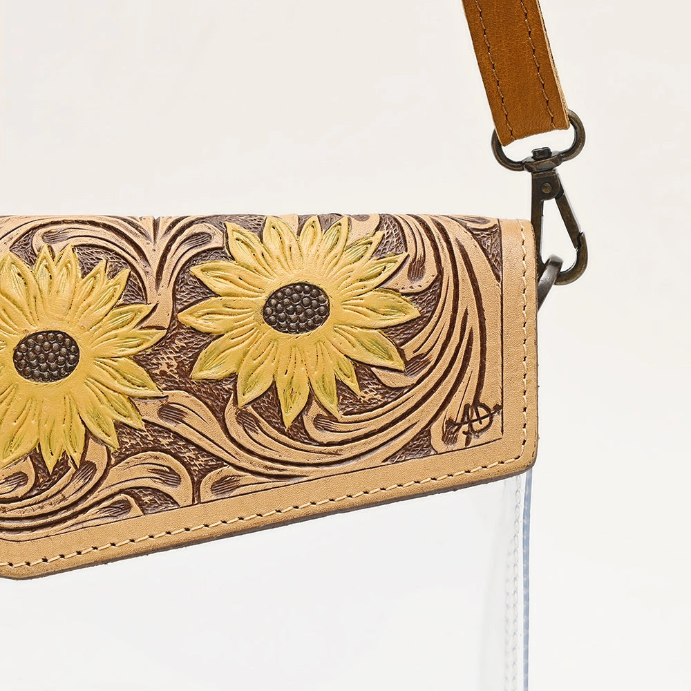 Detalle de solapa de cuero tooled con girasoles en relieve y scroll western