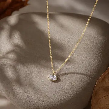 Collar SHAY con microengaste sobre superficie de piedra