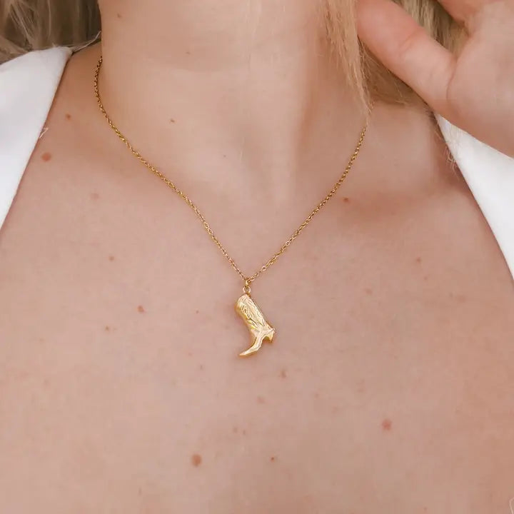 Modelo usando collar bota vaquera dorada
