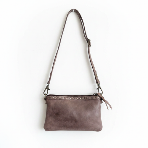Bolsa crossbody cuero café con tachuelas vista frontal colgada