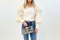 Grace Plateada - modelo con blusa perla mangas abullonadas