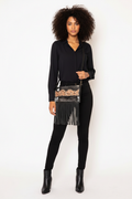 Modelo con bolsa transparente vertical de flecos negros y solapa tooled western