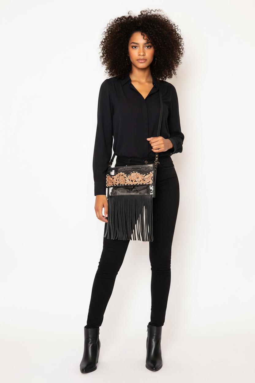 Modelo con bolsa transparente vertical de flecos negros y solapa tooled western