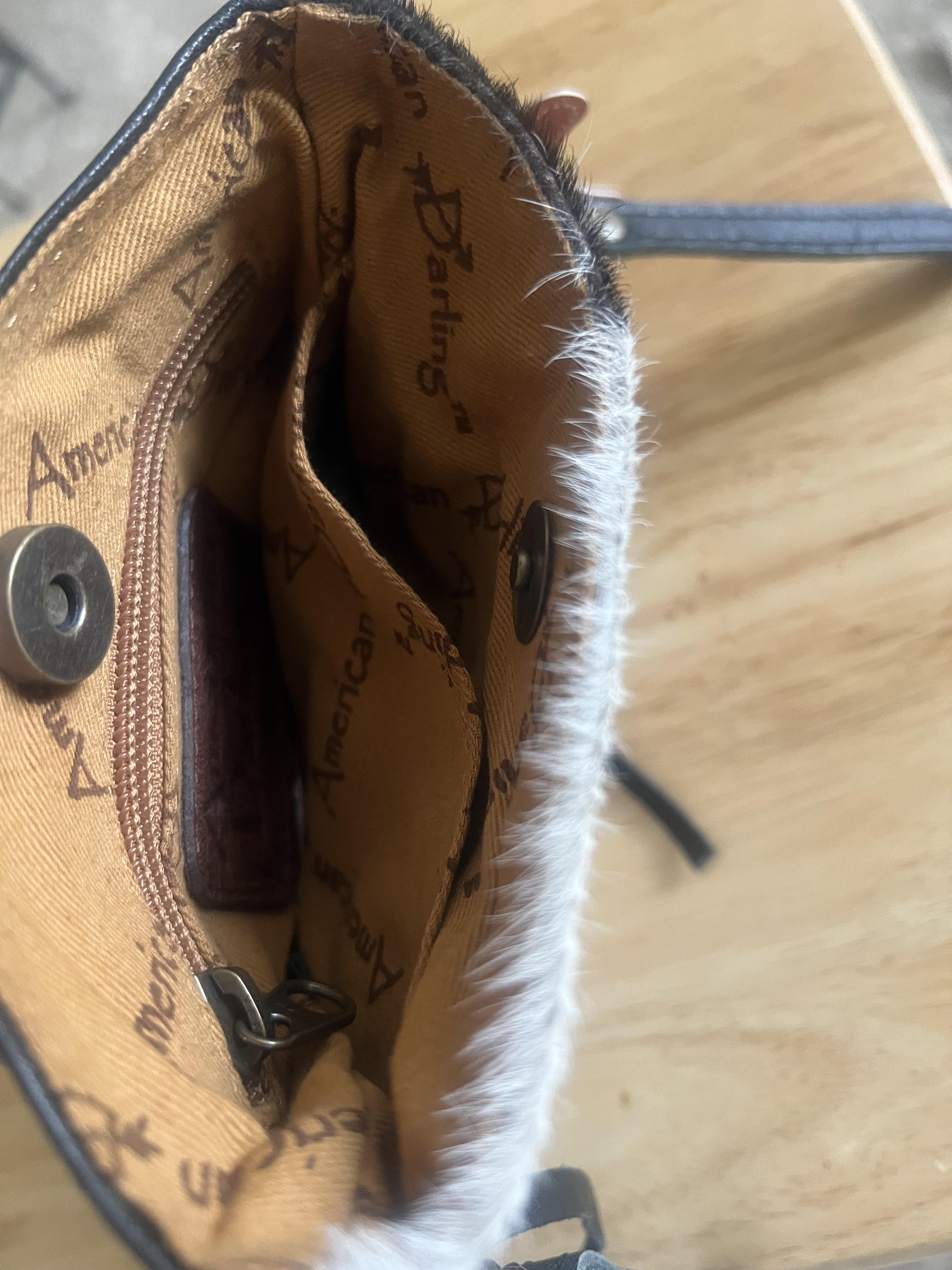Bolsa Crossbody Cowhide Blanco y Negro — American Darling
